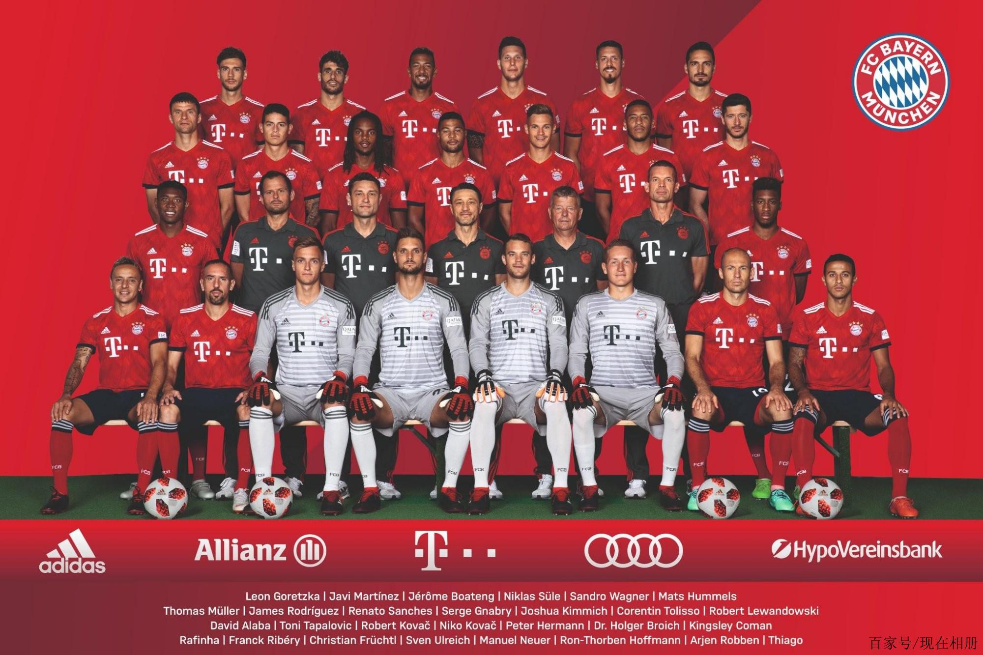 热刺全队已经抵达韩国，孙兴慜、梁民革举韩国国旗合照（热刺全队抵韩，孙兴慜与梁民革举国旗合影）