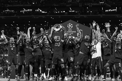 斯卡洛尼戴白手套递交世界杯，因凡蒂诺为仪式错误公开道歉（斯卡洛尼戴白手套交接大力神杯，因凡蒂诺就仪式失误公开致歉）