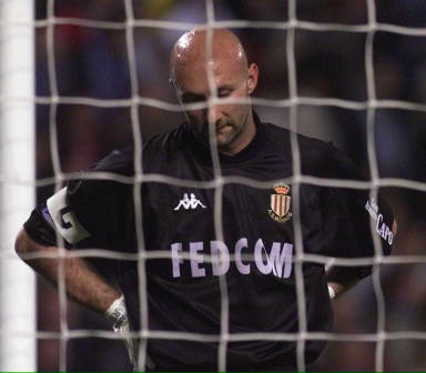 德媒：由于手指受伤，诺伊尔近两场都佩戴特制的四指手套参赛（德媒：手指受伤，诺伊尔已连续两场戴特制四指手套出战）