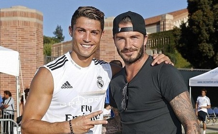 中超欠薪问题严峻，俱乐部准入难，财务困境持续，亟需解决。（中超欠薪严峻、准入受阻，财务困局持续，亟待化解）