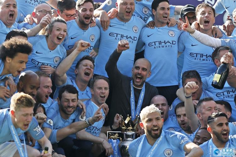 巴萨重返诺坎普进行公开训练，卡萨多：我梦想着在这里踢球（巴萨回归诺坎普开放训练，卡萨多：在这里踢球是我的梦想）