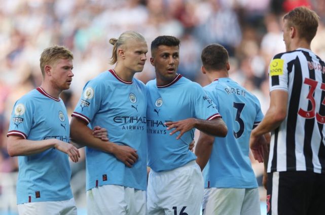 官方：孔蒂当选2025意足球盛典最佳教练，那不勒斯最佳俱乐部（官方宣布：孔蒂当选2025年意足盛典最佳教练，那不勒斯荣膺最佳俱乐部）