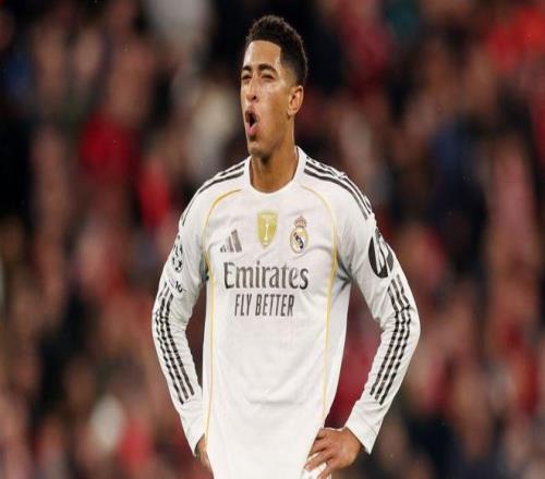 感谢俱乐部，U16国少球员身穿各自俱乐部训练服拍摄全家福（致谢俱乐部：U16国少球员穿各自俱乐部训练服合影全家福）