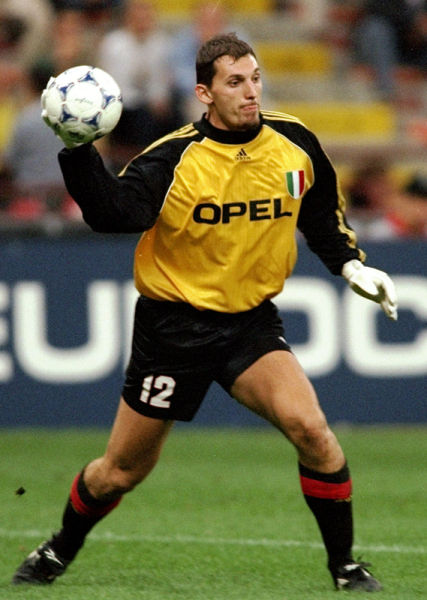 意甲半场：莱亚利开场3分钟染红，十人热那亚0-0亚特兰大（意甲半场：莱亚利开场3分钟被罚下，十人热那亚暂0-0亚特兰大）