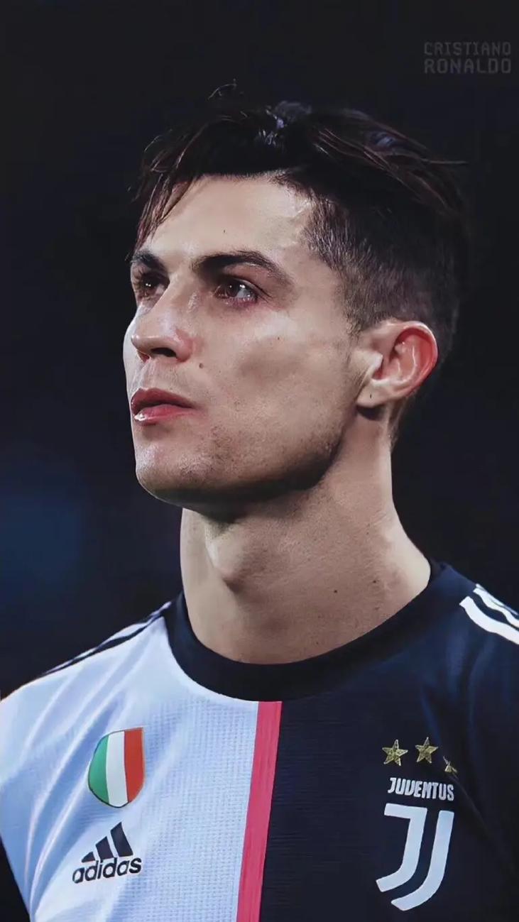 世界杯预热海报里没有C罗遭质疑，FIFA删除原海报改“怀旧”（C罗缺席世界杯预热海报引质疑，FIFA删原海报改发“怀旧版”）