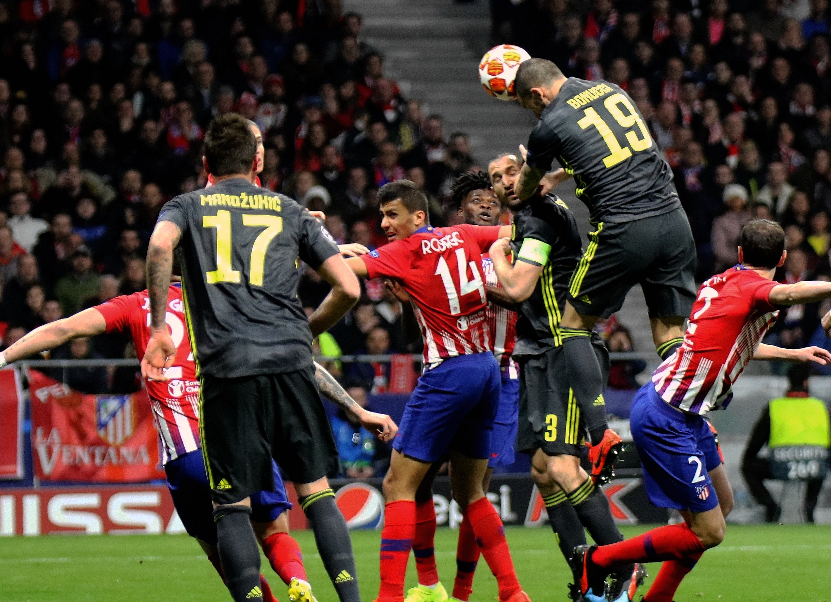 欧联1-1，10人穆帅前东家拒翻船+连续4轮不败，31岁塔利斯卡救主（欧联1-1：穆帅旧主10人作战仍守住不败，四轮不败延续，31岁塔利斯卡力挽狂澜）