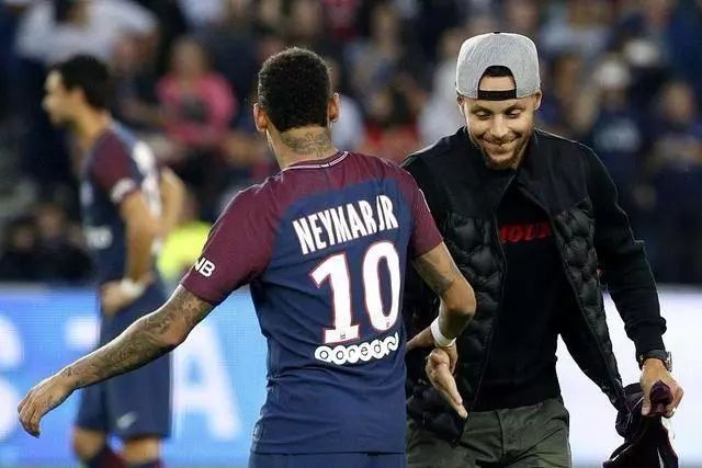 逆天，挪威甲门将点球大战一脚将摆好的球踢走以干扰对方（离谱！挪威甲门将在点球大战中一脚踢走摆好的球干扰对手）